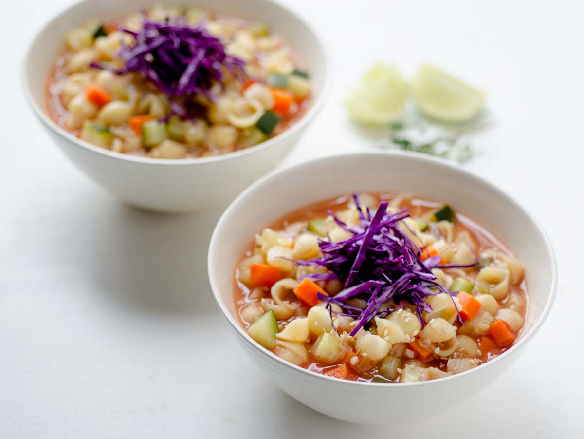 Sopa de macarrones con vegetales