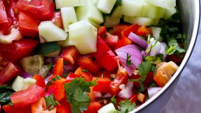 En una ensaladera, combinar el maíz, el pepino, la cebolla, el pimiento morrón, el tomate y el cilantro, si usa.