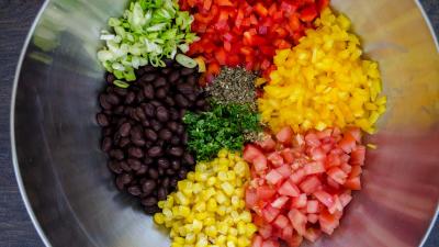 Ensalada de frijoles negros y maíz con lima