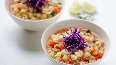 Sopa de macarrones con vegetales